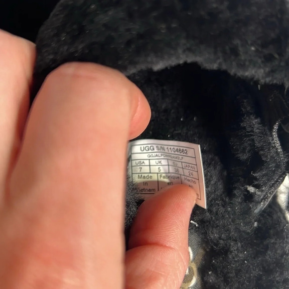 Ugg sandal slippers black buckle with a strap. New size 7 - Picture 2 of 6